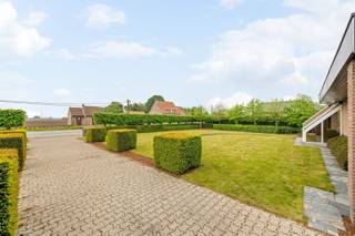 Op een ruim perceel van maar liefst 2385m² treffen we deze alleenstaande bungalow anno 1975 aan, gelegen op een steenworp van het centrum de...
