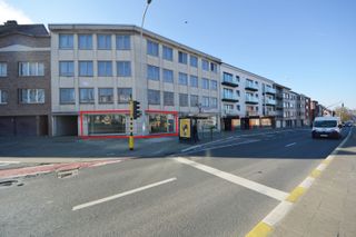 Kantoor of handelsgelijkvloers, gelegen op een zichtlocatie met veel passage op de Ninoofsesteenweg in Dilbeek, nabij “Pizza Hut”. Dit pand heeft...