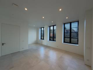 Deze volledig gerenoveerde woning combineert een praktijk-, kantoor- of hobbyruimte met een luxe appartement. Via de toegangspoort bereikt u de inkom...