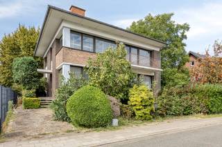 Bezoek zelf in te plannen via onze website www.woonkantoor.be<br />Ideaal gelegen woning nabij centrum Halle op een perceel van 3a 53ca + naastliggend perceel geschikt als bouwgrond voor een HOB van 348 m².<br /><br />Ruime bewoonbare oppervlakte van 191m². De woning is te renoveren. <br /><br />Indeling: inkomhal met toilet, woonkamer, keuken, eetkamer, bureau en overdekte terras.<br />Op de verdieping: nachthal, 3 ruime slaapkamers (18m², 18m² en 14,5m²) en een badkamer met uitbreidmogelijkheden. <br />De zolder is toegankelijk met een uitschuifbare trap.<br />De woning is volledig onderkelderd en bestaat uit garage en verschillende opbergruimtes.<br /><br />Troeven: centrale ligging op wandelafstand van scholen, winkels en station van Halle. Ruime oppervlakte en het potentieel na verbouwing.<br />EPC: label F. Renovatieverplichting van toepassing.<br /><br />Interesse in een bezoek? Contacteer ons vrijblijvend.