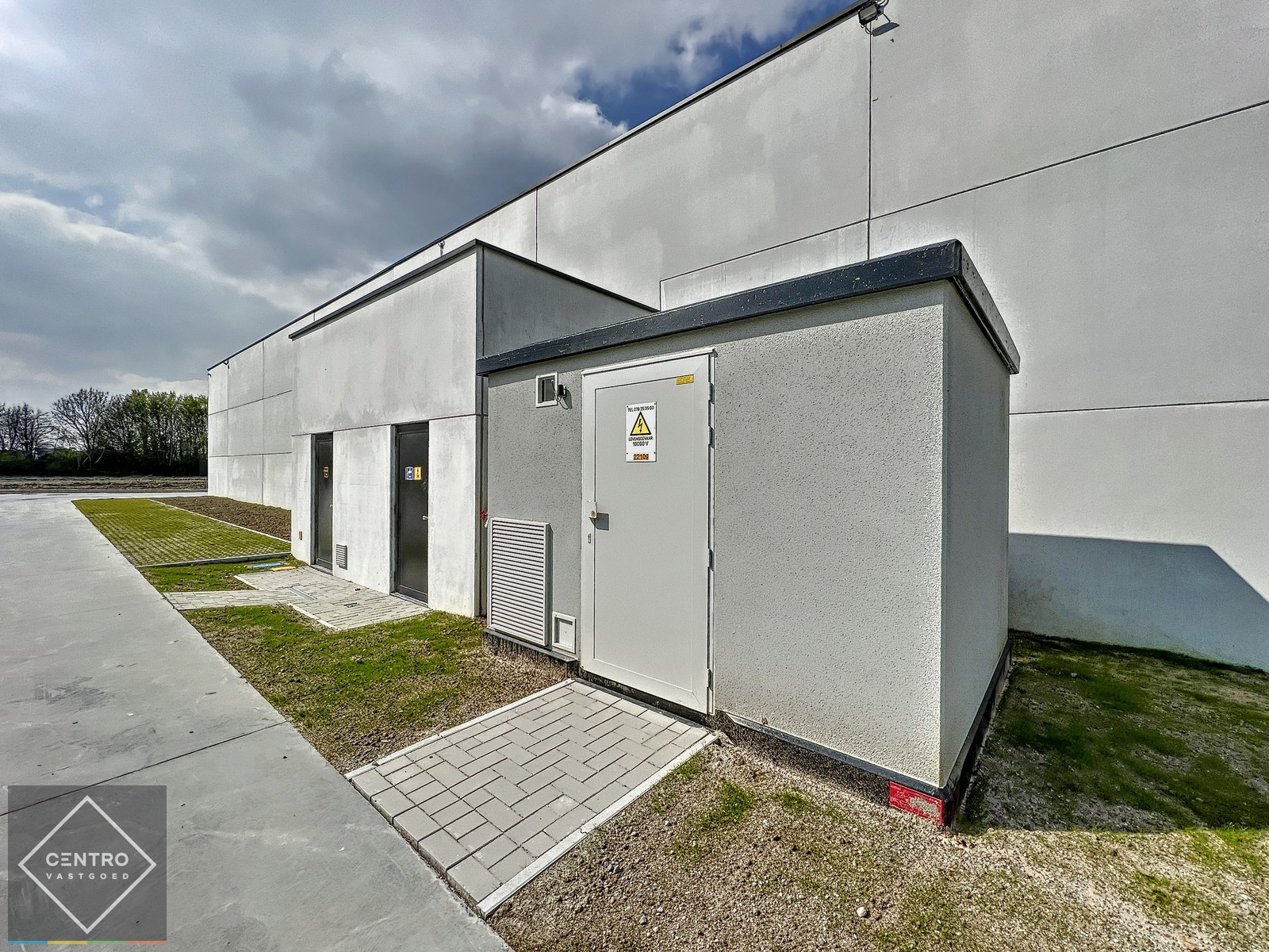 Kwalitatief en goed geïsoleerd NB MAGAZIJN (265m2), voorzien van elektrische sectionaalpoort, deur, raam (voor kantoor) en 2 private parkeerplaatsen op industriezone te Waregem. - photo 5