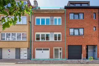 <p><span>Deze verzorgde bel-etage is gelegen in een residentiële woonwijk, in een rustige doodlopende straat, en combineert een aangename woonomgeving met een vlotte bereikbaarheid naar Brussel, winkels, scholen en openbaar vervoer. Dankzij het gunstige EPC B en de conforme elektrische installatie geniet u bovendien van een energiezuinige en instapklare woning. Op het gelijkvloers bevinden zich een ruime inkomhal, een garage met extra bergruimte, een praktische wasplaats met aansluitingen voor wasmachine en droogkast en een vernieuwde cv-ketel. Vanuit de berging heeft u rechtstreeks toegang tot de gezellige stadstuin. Een gastentoilet vervolledigt deze verdieping. De eerste verdieping vormt het hart van de woning met een lichtrijke leefruimte en een recent vernieuwde, volledig uitgeruste open keuken. De grote raampartijen zorgen voor een aangename natuurlijke lichtinval. Aansluitend bevindt zich een aparte bureauruimte, ideaal voor thuiswerk. Wie een grotere leefruimte wenst, kan het bureau integreren. Via de keuken bereikt u de veranda met toegang tot de tuin. Op de tweede verdieping vindt u twee volwaardige slaapkamers, een derde kamer die perfect dienst kan doen als kinderkamer, dressing of bureau, en de badkamer. Tot slot beschikt de woning over een ruime zolder die, mits het plaatsen van een vaste trap en de nodige werken, kan worden ingericht als een of zelfs twee slaapkamers. Een instapklare gezinswoning met veel licht, uitbreidingsmogelijkheden en een bijzonder rustige ligging.</span></p><p><span> </span></p>