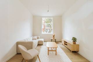 <p><strong>Deze prachtig gerenoveerde woning is gelegen</strong> in een rustige straat op de grens van Merksem en Schoten. Dichtbij winkels, scholen, openbaar vervoer, de stad én het groen.</p><p><br /></p><p><strong>De indeling:</strong> Je komt binnen in een strakke inkomhal met aparte toilet en onder de trap toegang tot de kelder - Op het gelijkvloers bevindt zich de lichtrijke leefruimte die is onderverdeeld in een salon, eetkamer en loopt over in de volledig uitgeruste open keuken die grenst aan de tuin en de technische berging - Op de overloop naar het eerste verdiep bevindt zich de moderne badkamer met inloopdouche en bad - Op het eerste verdiep zijn er 2 zeer ruime slaapkamers en een apart toilet - Op de tweede verdieping bevindt zich de grote masterbedroom met mooie raampartij en een apart toilet.</p><p><br /></p><p><strong>Troeven:</strong> Gerenoveerd en instapklaar - Vloerverwarming (verwarming d.m.v. warmtepomp) - Tuin - Compleet uitgeruste keuken - 3 aparte toiletten - Aangename kindvriendelijke buurt - Voortuin - Hippe materiaalkeuzes</p>