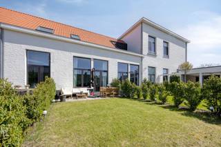 Immo Pické vous propose cet appartement duplex (rez-de-chaussée + 1er étage) très bien situé dans le centre de Sint-Pieters-Leeuw, à proximité...