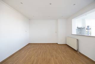 Localisation:
Cet appartement se situe au deuxième étage d’un immeuble de petite taille, dans la Steynstraat à Hoboken, bénéficiant d’un emplacement favorable. La localisation offre un cadre de vie agréable, avec une bonne accessibilité et des commodités pratiques à proximité.

Agencement:
L’appartement comprend un espace de vie, une cuisine, une chambre et une pièce intermédiaire pouvant être aménagée selon vos besoins comme chambre supplémentaire, bureau ou dressing.

Atouts:
✔️ Certificat PEB favorable.
✔️ Une chambre plus une pièce intermédiaire polyvalente.
✔️ Emplacement central.

Données techniques:
Chauffage par chaudière centrale au gaz. Compteurs individuels pour l’eau, l’électricité et le gaz. PEB favorable. 

Extra:
Renseignements urbanistiques en cours de demande.

Vous souhaitez connaître la valeur de votre bien? Demandez une estimation gratuite via lex@bauwensvastgoed.be