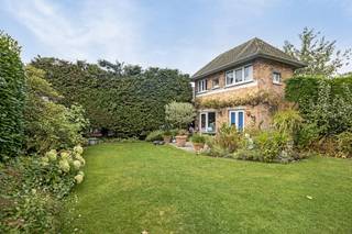 Spacieuse propriété (555 m² de surface habitable) avec espace de pratique et maison à Sint-Andries. Cette propriété, composée d'un cabinet...