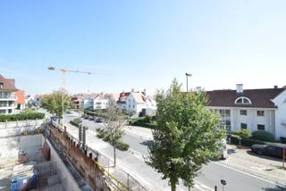 Res. Casa Bella. <br />Emplacement de parking + stockage à vendre dans une résidence indépendante sur l'Avenue du Littoral au niveau -1.<br />Découvrez la solution de stationnement idéale pour votre véhicule dans la résidence exclusive Casa Bella. Située dans l'un des quartiers les plus recherchés de la Zoute.<br />Cet emplacement offre non seulement un espace sûr et abrité pour votre voiture, mais aussi un rangement pratique pour les vélos, les outils et autres nécessités. Facile d'accès, ce garage offre une solution sans tracas à vos besoins de stationnement.<br /><br />Parking spacieux pour un véhicule<br />Espace de rangement supplémentaire pour les vélos et les fournitures<br />Emplacement pratique au sein de la Résidence Casa Bella<br /><br />Que vous soyez résident de la Résidence Casa Bella ou à la recherche d'une opportunité d'investissement immobilier, ce garage offre une excellente occasion de bénéficier de la valeur et des commodités de cet emplacement recherché.<br /><br />Ne manquez pas cette occasion de résoudre vos problèmes de stationnement avec ce fantastique garage dans la Résidence Casa Bella. Contactez-nous dès aujourd'hui pour plus d'informations et pour organiser une visite.<br />Ref G712