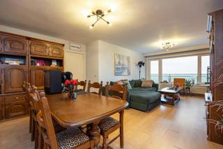 Dit appartement heeft leuke ruimtes en heeft een knap uitzicht over Sint-Niklaas. De indeling van het appartement is als volgt: inkomhal, aangename en ruime leefruimte met toegang tot het terras, leuk zonneterras over de volledig breedte van het appartement, aparte keuken voorzien van opbergkasten en toestellen. De nachthal geeft toegang tot 2 slaapkamers, waarvan 1 de masterbedroom is, 2 bergruimtes aanwezig in het appartement, badkamer met lavabo en douchekabine. Apart toilet. extra's: kelderberging beneden, een ruime garagebox kan mee aangekocht worden voor 22 500 euro (kan voor 2 kleine autos achter elkaar). ZEKER EEN BEZOEKJE WAARD!