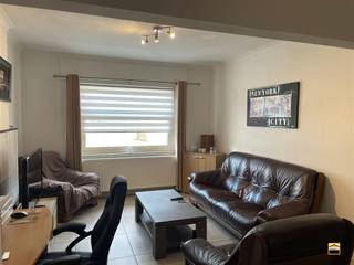 <p><span>Gunstig gelegen starterswoning met 2 slaapkamers en leuke tuin</span></p><p><span> </span></p><p><span>Deze halfopen bebouwing treffen we aan langsheen de verbindingsweg tussen Sint-Truiden<br />en Gingelom. De nodige voorzieningen zijn makkelijk bereikbaar en ook de verbindingen zijn<br />uitstekend. De nabijheid van de oprit E40 is een groot voordeel.</span></p><p><span> </span></p><p><span>Op vlak van indeling onderscheiden we het volgende:</span></p><p><span>Gelijkvloers:<br />Inkomhal, toilet, ruime open leefruimte met living, eetkamer en open keuken, met toegang tot<br />het terras, ruime berging.<br />Eerste verdieping:<br />Nachthal, 2 slaapkamers, dressing, badkamer met douche en enkele lavabo</span></p><p><span><br />Daarnaast beschikt de woning over een ruime kelder, die U nog extra opslagruimte biedt.</span></p><p><span>Achteraan de woning ligt een aangenaam tuingedeelte. Parkeren kan op eigen terrein dankzij<br />de oprit aan de linkerkant.</span></p><p><span> </span></p><p><span>Op vlak van technieken onderscheiden we het volgende:</span></p><p><span>* Dubbele beglazing in houten en pvc-omkadering</span></p><p><span>* Centrale verwarming op aardgas</span></p><p><span>* Elektriciteit conform het AREI</span></p><p><span> </span></p><p><span>Wenst U meer informatie over deze woning of een bezichtiging?<br />Contacteer ons via 012 26 22 05 of info@hetimmohuis.be</span></p>