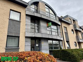 Ruim appartement gelegen in O.L.V- Olen.Het appartement heeft de volgende indeling: woonkamer (tegels; 20m²) met geïnstalleerde keuken (tegels; 5m² -...