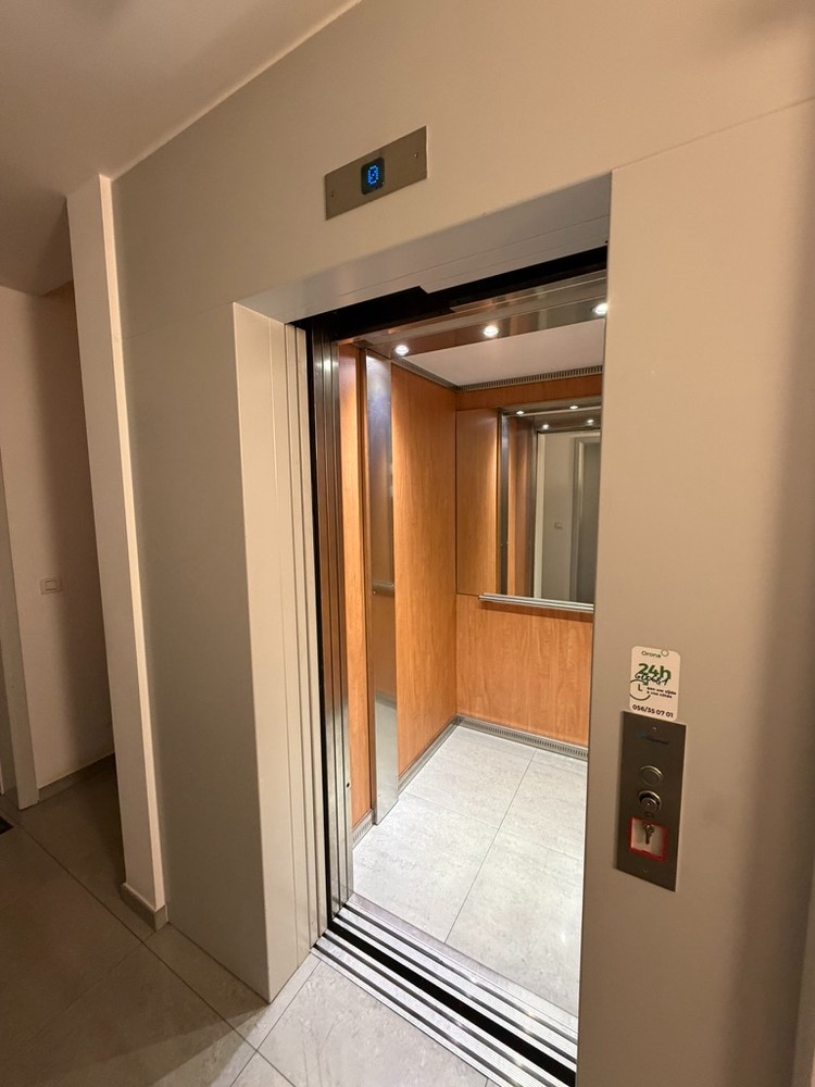 Genk-centrum, Oude Markt 4 bus 11: Ruim en energiezuinig appartement (133 m²) met 2 slaapkamers, overdekt terras en dubbele autostaanplaats. - foto 5
