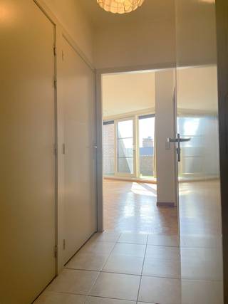 ASSISTENTIEFLAT MET 1 ONDERGRONDSE AUTOSTAANPLAATS.<br />In het "Hof Van Villers" - Erkende Assistentiewoningen in hartje Mechelen - wacht deze aangename flat op een nieuwe eigenaar. Deze residentie, idyllisch gelegen langs de Dijle, staat gekend voor haar uitstekende service en uitgebreid dienstenpakket. In tegenstelling tot veel nieuwbouw assistentiewoningen (die voor hun zorgdiensten vaak beroep doen op externe partners) biedt men hier een INHOUSE personeelsstaf die 24/24 voor iedere bewoner klaarstaat!<br />(voor meer info over de residentie zelf: www.hofvanvillers.be)<br />Deze assistentieflat met autostaanplaats (reeds in de prijs inbegrepen) is een ideale beleggingsinvestering: momenteel zijn zowel de flat als de autostaanplaats verhuurd, de lopende huurovereenkomst dient gerespecteerd te worden.<br />De flat heeft een bewoonbare opp. van 62m² en is gelegen op de 4e verdieping.<br />Indeling : inkomhal met ingebouwde vestiairekast, afzonderlijke berging met gaswandketel en plaats voor aansluiting wasmachine + droogkast, gastentoilet.<br />Ingerichte keuken uitgerust met kookplaat, combi-oven, afzuigkap, frigo/diepvries, vaatwasser, ...<br />Gezellige leefruimte met mooie parketvloer, veel lichtinval en zonnig terras van waaruit men een mooi uitzicht heeft op de binnenkoer van de residentie.<br />Eén slaapkamer met een annex badkamer bestaande uit een inloopdouche en lavabomeubel met tablet in marmer.<br />Zeer gunstige EPC-score van 132 kWh / (m² jaar) OF label B.<br />Minimumleeftijd voor bewoners is 60 jaar (of jonger indien het personen met een autismestoornis betreft).<br />Kleine huisdieren worden toegelaten in de residentie.<br />Het "Hof Van Villers" is bovendien een door de Vlaamse overheid erkende instelling voor assistentieflats, waardoor u als eigenaar wordt vrijgesteld van het betalen van onroerende voorheffing.<br />Wenst u meer info of een bezoek ter plaatse?<br />Contacteer ons kantoor via Anne Raets (0471/57 12 13) of stuur een mail naar info@buro14.be.