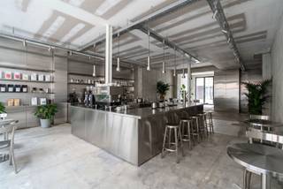 Dit commercieel gelijkvloers is gelegen op een absolute toplocatie, tussen de Marnixplaats, Volksstraat en Nationalestraat. Het bruisende hart van...