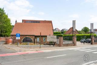 <p>Karaktervol horecapand met authentieke molenelementen, woonst en uitbreidingsmogelijkheden</p><p>Op een uitstekende locatie nabij het centrum van Zottegem bevindt zich dit unieke horecapand, gevestigd in een voormalige molen. Het pand werd in 2025 smaakvol gerenoveerd en is onmiddellijk klaar voor een nieuwe uitbating.</p><p>De horecazaak beschikt over een gezellige verbruiksruimte met plaats voor meer dan 40 gasten, een polyvalente zaal voor ongeveer 50 personen en een ruim, zonnig terras. De volledig uitgeruste professionele keuken en de vernieuwde, conforme elektrische installatie zorgen ervoor dat u zonder bijkomende investeringen van start kunt gaan. Een extra commerciële troef is dat de uitbating volledig vrij van brouwer is, waardoor u als ondernemer alle vrijheid geniet om uw eigen concept en assortiment uit te bouwen.</p><p>De authentieke molenelementen geven dit pand een uitzonderlijk karakter. Via een glazen vloerplaat krijgt u een unieke inkijk op de oude molen, wat zorgt voor een sfeervolle en verrassende beleving.</p><p>Ook naar de toekomst toe biedt dit eigendom heel wat mogelijkheden. Er is potentieel om een aparte loft te creëren, het bijgebouw een nieuwe functie te geven en de ondergrondse verdieping met de authentieke molenstenen verder in te richten als uitbreiding van de horecazaak.</p><p>Naast het handelsgedeelte beschikt het pand over een verzorgd en comfortabel privégedeelte waar het aangenaam wonen is. De woning omvat een mooie, volledig uitgeruste keuken, een ruime en lichtrijke leefruimte, prachtige badkamer, bureau, wasplaats, twee ingerichte slaapkamers en biedt bovendien de mogelijkheid om extra slaapkamers te creëren. De gezellige buitenruimte vormt de ideale plek om na een drukke werkdag in alle rust te ontspannen.</p><p>Kortom, een uitzonderlijk eigendom waar wonen en ondernemen perfect samengaan. Ideaal voor wie onmiddellijk wil starten met een café, bistro of restaurant, maar ook tal van mogelijkheden biedt voor een eigen horecaconcept.</p><p>Een pand met karakter, geschiedenis en toekomstpotentieel dat u absoluut moet ontdekken.</p><p>Contacteer Femke via femke@immobeguin.be voor meer informatie of een bezoek.</p>