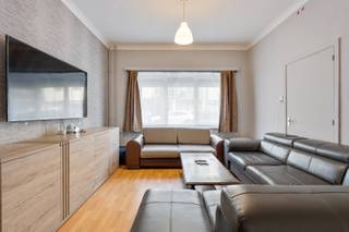 Deels gerenoveerde woning met stadstuin op een westelijk georiënteerd perceel van 2a60ca, gelegen tussen de kleine en de grote ring, op enkele passen van Hasselt centrum. Bewoonbare oppervlakte ong. 170m² (Volgens EPC attest d.d. 02/02/2022). <br /><br />INDELING: GELIJKVLOERS: Inkomhal, woon- en eetkamer en keuken met toegang tot het terras en de stadstuin;<br />EERSTE VERDIEPING: badkamer met douche, lavabo; drie slaapkamers; <br />TWEEDE VERDIEPING: Zolder.<br />Deels onderkelderd. <br /><br />CV op aardgas (Ketel Vaillant). Zonnepanelen aanwezig.<br />HR-beglazing, PVC.<br />E-Label: D - Geen renovatieverplichting.<br />Bestuursmaatregelen in het maatregelenregister: nee<br /><br />Meer info of een bezoek: contacteer Dario op 0472/09.27.56 op 011/22.19.17 of www.limburgsvastgoed.be.