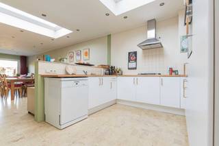 Gezellige, ruime en lichtrijke rijwoning te huur met tuin op een toplocatie in Melsele. Vlakbij de gaverlandkapel, parkje, leuke terrasjes,...