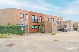Welkom in deze moderne en verzorgde woning, gebouwd in 2019 en gelegen in het recente nieuwbouwproject Steense Dijk. Dankzij de jonge bouwdatum, de hedendaagse afwerking en de doordachte indeling is dit een ideale thuis voor wie op zoek is naar comfortabel en energiezuinig wonen. <br /><br />Bij het betreden van de woning komt u terecht in de inkomhal met gastentoilet. Verder biedt het gelijkvloers een gezellige en lichtrijke leefruimte met open keuken, perfect voor wie houdt van een open woongevoel en een praktische indeling. Aansluitend bevindt zich een handige berging én extra trapberging, wat zorgt voor voldoende opbergruimte.<br /><br />Op de verdieping beschikt de woning over 2 volwaardige slaapkamers en een trendy badkamer, stijlvol ingericht en volledig afgestemd op hedendaags wooncomfort. <br /><br />Ook buiten is het aangenaam vertoeven dankzij het privatief, zongericht stadstuintje — de perfecte plek om te genieten van een koffiemoment, een gezellige apero of gewoon wat rust in alle privacy.<br /><br />Deze woning scoort bovendien uitstekend op vlak van energiezuinigheid met een EPC-label A, een E-peil E35 en een conforme elektrische keuring. <br /><br />Kortom, een instapklare, jonge en modern afgewerkte woning op een fijne ligging, ideaal voor starters, koppels of als investering. Een eigendom waar comfort, stijl en energiezuinigheid mooi samenkomen.<br /><br />