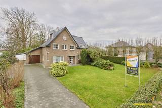  Op dit ruim perceel van 26are staat jouw thuis te wachten.Een grote voortuin, voldoende ruimte aan de zijkant van de woning en achteraan een...