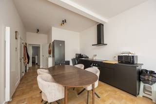 <p><strong>Dit gerenoveerd tweeslaapkamer appartement ligt </strong>in een comfortabele woonomgeving te Deurne-Zuid omringt door parken, sportfaciliteiten, bib Arena, scholen en winkels. Je geniet van een uitstekende bereikbaarheid vlakbij invalswegen en het openbaar vervoer.</p><p><br /></p><p><strong>Het lichtrijk appartement is gelegen op de eerste verdieping in een verzorgd gebouw. </strong>De indeling bestaat uit: een prachtige open leefruimte met hoge plafonds en grote raampartijen voor natuurlijk lichtinval op de houten vloer - een volledig uitgeruste, moderne, matzwarte keuken - een ruim zitgedeelte - een apart toilet - een technische berging dat tevens dienst doet als wasplaats - een badkamer met inloopdouche - een zeer ruime slaapkamer - een kleinere maar volwaardige slaapkamer met privéterras uitkijkend op de mooie tuin en veel privacy - een kelderberging - een fietsenstalling op de verharde voortuin</p><p><br /></p><p><strong>Ideaal voor </strong>investeerders die op zoek zijn naar een zorgeloze aankoop. De woning is momenteel verhuurd met geregistreerd huurcontract. Ook starters, jonge gezinnen, huiseigenaars die weer kleiner wensen te wonen zullen hier zeker hun thuis vinden.</p><p><br /></p><p><strong>Troeven: </strong>Gerenoveerd en hip - Zeer lage algemene kosten - Nieuwe dakbedekking sinds 2023 - Rustige straat</p>