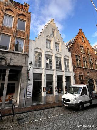 Dit centraal gelegen appartement te Brugge bestaande uit: inkomhal, ruime woonkamer met aansluitende ingerichte keuken, berging, apart toilet,...
