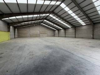 Deze recent gebouwde en volledig geïsoleerde opslagruimte heeft een oppervlakte van 780 m² en een vrije hoogte tussen 6 en 8 meter, ideaal voor diverse opslag- en logistieke doeleinden. De ruimte is voorzien van 3x400V elektriciteit, sanitair en een grote sectionaalpoort geschikt voor vrachtwagens. Dankzij de moderne infrastructuur en de hoge vrije hoogte is deze ruimte uitstekend geschikt voor bedrijven die een praktische en efficiënte opslaglocatie zoeken.