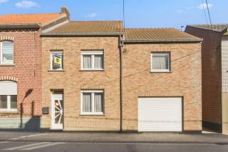 Ruime zeer mooie gezinswoning in het gezellige Oplinter en in de nabijheid van school, bank, apotheker en op 10 min. van het centrum Tienen. Deze grote woning omvat op het gelijkvloers: grote garage met berging en douche, inkom, ruime leefruimte, toilet, veranda, ingerichte woonkeuken (vaatwasser, koelkast, oven ...), berging, wasplaats, binnenkoer en grote tuin en zijingang. Op verdieping: ingerichte badkamer (ligbad, douche, lavabo en toilet) en 4 grote slaapkamers. De zolder is tevens afgewerkt en bestaat uit 2 doorloopkamers of polyvalente ruimte. De verwarming gebeurt d.m.v. centrale verwarming door aardgasketel en overal zijn er PVC ramen met dubbele beglazing. Bent u op zoek naar een ruime woning met garage en tuin, kom dan gerust een kijkje nemen.
