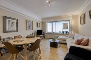 Dit gelijkvloers appartement te koop is gelegen op een toplocatie langs de Zeedijk van Duinbergen. Gelegen op wandel -en fietsafstand van...