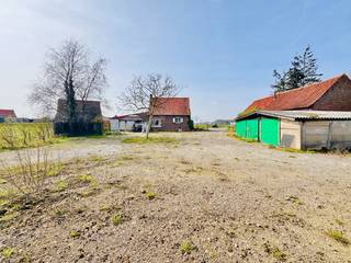 *U N I E K* Verborgen in het idyllische landschap, bevindt zich deze AUTHENTIEKE, TE RENOVEREN HOEVE met diverse BIJGEBOUWEN, omringd door weiland...