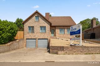 Op zoek naar ruimte, rust en een groene omgeving? Dan is deze charmante open bebouwing in Sint-Margriete-Houtem beslist een bezoek waard.<br /><br />Gelegen op een uitzonderlijk perceel van bijna 28 are biedt deze woning een bewoonbare oppervlakte van 218 m² (volgens EPC) en beschikt ze over een gunstig EPC-label C.<br /><br />Binnen geniet je van een lichtrijke leefruimte met gezellige woonkamer en eetplaats, die naadloos aansluiten op de keuken en de veranda met een prachtig uitzicht op de groene tuin. Op het gelijkvloers bevinden zich daarnaast een slaapkamer, een badkamer, een apart toilet en een extra ruimte die perfect kan dienen als bureau, speelkamer of hobbyruimte.<br /><br />De bovenverdieping telt vier ruime slaapkamers, waardoor deze woning ideaal is voor grote gezinnen of wie op zoek is naar extra woon- of werkruimte.<br /><br />Een absolute troef is de volledige onderkeldering met inpandige garage en meerdere bergplaatsen, goed voor een zee aan praktische opslagruimte.<br /><br />De royale tuin vormt een oase van rust en privacy en biedt tal van mogelijkheden om volop van het buitenleven te genieten.<br /><br />Een woning met een uitstekende combinatie van ruimte, comfort en potentieel, gelegen op een rustige locatie met een vlotte verbinding naar Tienen.<br /><br />Interesse? Contacteer ons vandaag nog voor meer informatie of een bezoek ter plaatse. Marijke@polares.eu