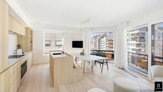 <p>À l’angle de la Lippenslaan et de la Zoutelaan, au quatrième étage, se trouve cet appartement d’angle baigné de lumière. Grâce aux nombreuses baies vitrées et à l’agencement ouvert, l’appartement profite d’une belle luminosité naturelle, créant une atmosphère détendue et une véritable sensation de vacances.<br />Le séjour et la cuisine s’intègrent dans un espace ouvert, avec une cuisine équipée d'appareils de qualité et un îlot central. L’espace repas adjacent dispose d’une banquette sur mesure.<br />L’appartement comprend trois chambres, dont deux grandes chambres et une chambre avec lits superposés et salle de douche attenante. Il y a également des toilettes séparées pour les invités et une salle de bains spacieuse avec douche, double lavabo et toilettes.</p>
<p>La situation est un véritable atout : en plein centre, à distance de marche des commerces, des restaurants et de la plage.</p>
<p>PEB : label B (105 kWh/m²/an)</p>