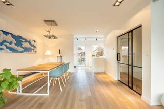 <p><span>Wonen op Linkeroever, op wandelafstand van het Sint-Annastrand en de jachthaven? In deze rustige, groene woonwijk vind je deze instapklare bel-etage. Met haar hoogwaardige afwerking, royale volumes en zonnige tuin is dit een woning waar comfort en stijl hand in hand gaan.</span></p><p><span> </span></p><p><span>Ruimte, licht en mogelijkheden</span></p><p><span>Binnenkomen doe je via een ruime inkomhal met een glazen designdeur die meteen zorgt voor een open en lichtrijk gevoel. De ingemaakte kasten houden alles netjes uit het zicht, terwijl de trap je uitnodigt om verder te ontdekken.  Op het gelijkvloers zit een enorme troef: een inpandige garage van ca. 38,5 m² met zeeën van opbergruimte. Aansluitend ligt een polyvalente ruimte die perfect kan dienen als hobbyruimte, praktijk, speelkamer of zelfs thuiskantoor. Dankzij de grote raampartijen en de directe connectie met de tuin voelt deze ruimte allesbehalve secundair aan.  Ook een aparte bureauruimte maakt thuiswerken hier bijzonder aangenaam.</span></p><p><span> </span></p><p><span>Leven op niveau</span></p><p><span>De eerste verdieping is zonder twijfel het hart van de woning. Hier vloeien licht, ruimte en comfort moeiteloos in elkaar over. De leefruimte baadt in het daglicht dankzij de grote ramen en voelt extra warm aan door de mooie parketvloer en de strakke afwerking. Aansluitend ligt de open keuken, een echte eyecatcher met haar minimalistische witte design, composieten werkblad en kwalitatieve toestellen. Hier kook je met zicht op buiten én in verbinding met je gasten.</span></p><p><span>Vanuit de keuken stap je zo het terras op – perfect voor een aperitiefje in de zon – met een open zicht op de tuin.</span></p><p><span> </span></p><p><span>Groen genieten, elke dag opnieuw</span></p><p><span>Achteraan wacht een verrassend mooie, onderhoudsvriendelijke tuin. Een combinatie van groen, terrassen en gezellige hoekjes zorgt ervoor dat je hier op elk moment van de dag een fijne plek vindt. De vijver en volwassen beplanting geven de tuin een unieke, rustgevende sfeer.  Dit is zo’n buitenruimte waar je meteen wil blijven hangen, van eerste koffie tot lange zomeravonden.</span></p><p><span> </span></p><p><span>Slaapverdieping met hotelgevoel</span></p><p><span>Op de tweede verdieping bevinden zich drie volwaardige slaapkamers, allemaal lichtrijk en netjes afgewerkt. Ideaal voor een gezin, maar evengoed perfect in te richten als dressing of bureau.  De badkamer is ruim en stijlvol, met ligbad, inloopdouche en dubbele wastafel – strak, licht en helemaal van nu. Daarnaast is er nog een tweede douchekamer, wat het comfort alleen maar verhoogt.</span></p><p><span>Nog een trapje hoger vind je een gezellige zolderruimte met karaktervolle balken en veel lichtinval. Ideaal als extra slaapkamer, hobbyruimte of rustige werkplek.</span></p><p><span> </span></p><p><span>Rustig wonen, vlak bij de stad</span></p><p><span>Hier woon je in een kalme, residentiële buurt op Linkeroever, met het strand, de jachthaven en groene wandelplekken op wandelafstand. Ook voor de sportievelingen situeert zich een heleboel om de hoek: Een tennisclub, een manege en een openluchtzwembad vind je dichtbij. Tegelijk ben je via de Sint-Annatunnel of het openbaar vervoer zo in het centrum van Antwerpen. Denk aan de gratis veerboot en waterbus je die zo aan de andere kant van het water brengen. Rust en bereikbaarheid gaan hier perfect samen.</span></p><p><span> </span></p>