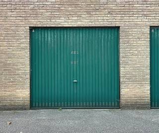 Centraal gelegen garage met elektrische kantelpoort (3,2 X 5.55) op centrale locatie.Extra troeven:Vlotte bereikbaarheid.Breedte van...