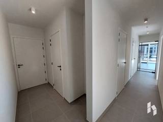 Stijlvol nieuwbouwappartement ( 96 m² ) op de tweede verdieping met 2 slaapkamers en mooi terras ( 17 m² ) in het centrum van Neerpelt! <br />Ondergronds is er een autostaanplaats en berging aanwezig. Dit is een energiezuinig BEN appartement. <br /><br />Het appartement bevindt zich in Residentie Jolly.<br /><br /><strong>BIJZONDERHEDEN:</strong><br />- Volledig geschilderd<br />- Verlichting is voorzien, behalve in zithoek en eethoek<br />- Zonnepanelen <br />- Extra berging op terras <br />- Gemeenschappelijke kosten €80/maand<br />- Beschikbaar vanaf 1/12/2026 <br /><br />
<p>Indeling: Inkomhal, Woonkamer, keuken, toilet, badkamer, wasplaats, 2 slaapkamers, terras met berging</p>
<p><span>Indien u een bezichtiging wenst, gelieve u hieronder kandidaat te stellen.<br /></span><span>Zodra we u hiervoor selecteren, contacteren we u voor een afspraak.</span></p>
<p><span>Door de grote toestroom van huuraanvragen, zijn we niet in de mogelijkheid iedereen persoonlijk te beantwoorden, indien u binnen 10 dagen geen reactie van ons heeft ontvangen, komt u niet in aanmerking voor dit pand.</span></p>