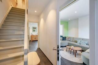 Op zoek naar een instapklare woning waar ruimte, comfort en gezelligheid centraal staan? Dan is deze charmante open bebouwing in Evergem precies wat u zoekt.
<p>Deze smaakvol gerenoveerde woning straalt warmte en huiselijkheid uit. De lichtrijke leefruimte, praktische keuken en <strong>twee volwaardige slaapkamers</strong> zorgen voor een aangenaam wooncomfort. Daarnaast biedt de ruime zolder de mogelijkheid om een <strong>derde slaapkamer</strong>, bureau of hobbyruimte te creëren, waardoor de woning perfect kan meegroeien met uw gezin.</p>

<p>Buiten wacht een <strong>prachtige, ruime tuin</strong> waar u in alle rust kunt genieten van het buitenleven. Een extra troef is het <strong>bijgebouw</strong>, ideaal als hobbyruimte, atelier, opslagplaats of zelfs als werkruimte. De <strong>garage</strong> en ruime oprit zorgen bovendien voor voldoende parkeergelegenheid en extra bergruimte.</p>

<h3>Troeven van deze woning</h3>

<ul><li>Open bebouwing op een rustige ligging in Evergem</li><li>Smaakvol gerenoveerd en instapklaar</li><li>Gezellige en lichtrijke leefruimtes</li><li>2 ruime slaapkamers</li><li>Mogelijkheid tot een 3de slaapkamer op de zolder</li><li>Grote, zonnige tuin</li><li>Garage én praktisch bijgebouw</li><li>Tal van mogelijkheden voor hobby, opslag of thuiswerk</li></ul>

<p>Deze woning combineert charme, ruimte en functionaliteit met een uitstekende ligging in Evergem. Een ideale thuis voor wie op zoek is naar een gezellige woning met uitbreidingsmogelijkheden en een mooie buitenruimte.</p>

<p><strong>Maak snel een afspraak en laat u verrassen door de vele troeven die deze woning te bieden heeft!</strong></p>