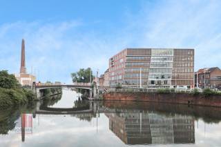 Magnificently located ALL-IN office space of 24 m², suitable for 4 to 6 workplaces, with breathtaking views over Ghent. These offices are located on the 6th floor of an iconic office building, which is part of a professional business centre. The property enjoys an absolutely prime location along the R40, right next to Ghent-Dampoort railway station, making it very accessible by both car and public transport.<br /><br />The offices are fully equipped and furnished, including spacious work tables, ergonomic work chairs and practical filing cabinets.<br />The building itself exudes class and offers numerous extras, including modern meeting rooms that meet all contemporary requirements, a professional trilingual reception service that welcomes you and your guests, and a cosy Starbucks and Nespresso corner where you can enjoy a delicious coffee break. Moreover, there are underground parking facilities, which is a great advantage in the busy city of Ghent. This office space is available immediately and offers everything you need for a smooth and professional working day.<br /><br />For more information, plans or a no-obligation visit, please contact PANORAMA B2B GENT KANTOREN on 09 225 09 02. Don't miss this opportunity to work in a unique location with a fantastic view and extensive facilities that will contribute to your productivity and comfort.