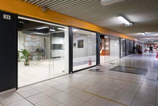 Deze 3 units zijn gelegen op de 1ste verdieping van de Kern en geniet een zeer ruime etalage.<br />Er zijn verschillende leuke en creatieve zaken gevestigd: kledingwinkels, juweliers, brasserie, barber shop/kapper, … In de nabije omgeving zijn ook de grote ketens aanwezig, zoals "Kruidvat", "Zeeman", "Casa", "Parfumerie Di" e.a. Deze mix van kleine zelfstandigen en grote ketens zorgt voor een aangename mix van clienteel. Er is ook voldoende parking in de omgeving.