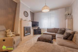 Gerenoveerde gezinswoning met tuin in LebbekeWelkom in deze instapklare, recent opgeknapte gezinswoning, gelegen in de nabijheid van winkels, scholen...