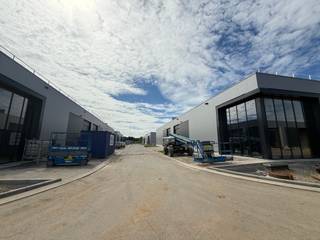 <p>DERNIÈRES UNITÉS : CONDITIONS EXCEPTIONNELLES !</p><p>Business Park Awans est presque entièrement vendu. Profitez temporairement de conditions exceptionnelles sur les dernières unités PME disponibles. Une belle opportunité pour installer votre entreprise à un emplacement stratégique à proximité de l'E40.</p><p>DÉCOUVREZ AWANS LORS DE NOS PROCHAINES JOURNÉES PORTES OUVERTES<br />Plus d'infos et dates via zabra.be/awans</p><p>Cette unité PME de 603 m² se situe dans un parc d'activités moderne comprenant 23.000 m² d'espaces verts et plusieurs terrains de sport. L'unité dispose d'un parking privé et de nombreuses places de stationnement publiques sont également disponibles sur le site.</p><p>Les atouts :<br />✅ 603 m² d'espace professionnel ;<br />✅ Situation stratégique à proximité de l'E40 ;<br />✅ Parking privé et places de stationnement publiques ;<br />✅ 23.000 m² d'espaces verts et plusieurs terrains de sport ;<br />✅ Commerces et restaurants à proximité.</p><p>Intéressé ou envie de planifier une visite ?<br />Contactez-nous au 📞 +32 472 89 60 18.</p>
