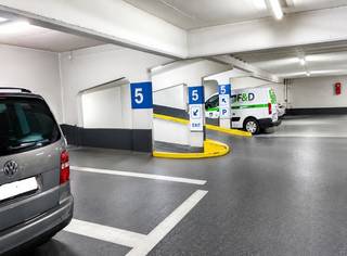 Unieke investeringskans!<br />In de prestigieuze Empire Building, gelegen aan de Appelmansstraat 25 in hartje Antwerpen, bieden wij 2 bovengrondse autostaanplaatsen aan op niveau 2. Dit zijn publieke parkings waarbij de omzet verdeeld wordt onder de aandeelhouders via een exploitatievennootschap.<br /><br />Deze staanplaatsen worden in koppelverkoop aangeboden voor een totaalprijs van €28.000<br /><br />De Empire Building ligt op een toplocatie, vlakbij het Centraal Station, winkels, horeca en belangrijke invalswegen. Parkeerplaatsen in deze buurt zijn bijzonder gegeerd, zowel voor bewoners als pendelaars – ideaal voor eigen gebruik of als opbrengsteigendom.<br /><br />Troeven:<br />-Twee ruime autostaanplaatsen op verdieping 2<br />-Verkoop in één geheel<br />-Strategische en centrale ligging<br />-Onderhoudsvriendelijk<br />-Interessant rendement bij verhuur<br /><br />Wenst u meer info of een bezichtiging? Neem vandaag nog contact op via jeffrey@jurimmo.be of bel naar 03 369 23 55.
