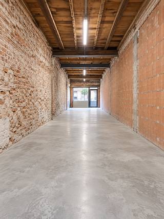 Op deze interessante locatie in het centrum van Aarschot bevindt zich dit handelspand met tal van mogelijkheden. De ideale kans voor ondernemers of investeerders die op zoek zijn naar een commerciële ruimte om hun eigen zaak uit te bouwen.<br /><br />Het pand beschikt bovendien over een bijhorende kelder, ideaal om te gebruiken als extra opslagruimte.<br /><br />Met een EPC-label F geldt er een renovatieverplichting. Dit biedt de mogelijkheid om het pand grondig aan te pakken en volledig naar eigen smaak en volgens de noden van uw toekomstige activiteit in te richten.<br /><br />Interesse? Plan dan uw bezoek ter plaatse via ellen@sophimo.be of 0497 86 72 51.