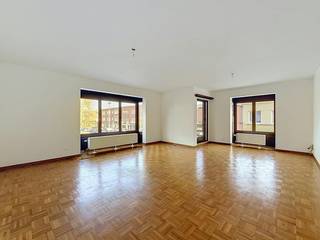 Aménagement de l'appartement au premier étage avec ascenseur :<br /><br />-Hall d'entrée : équipé d'un placard intégré, d'un débarras pratique avec connexion pour machine à laver et sèche-linge, et de toilettes séparées pour les invités.<br />-Surface habitable (40 m²) : Salon spacieux et lumineux avec un aménagement agréable et un accès direct à la terrasse.<br />-Cuisine (8 m²) : équipée d'un double évier, d'un réfrigérateur/congélateur, d'un four et d'une plaque de cuisson.<br />-Terrasse (5 m²) : espace extérieur confortable pour se détendre.<br />-Hall de nuit : avec placard intégré supplémentaire pour l'espace de rangement.<br />-Chambre 1 (11 m²) : chambre complète avec beaucoup de lumière naturelle.<br />-Chambre 2 (15 m²) : chambre principale spacieuse.<br />-Salle de bain (6 m²) : équipée d'un ensemble baignoire/douche et d'une double vasque.<br /><br />Détails :<br /><br />Situation : Situé au centre de Merksem, à proximité des commerces et des transports en commun.<br />Confort : Premier étage avec ascenseur.<br />Stationnement : box de garage inclus.<br />Coûts : Les frais communs sont de 80€ par mois. Compteurs séparés pour le gaz et l'électricité, eau commune.<br />-Disponible immédiatement
