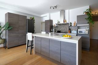 Appartement met 2 slaapkamers en zonnig zuidterras in Mortsel

Een gezellige buitenplek in de zon, een keuken waar je uitgebreid kunt koken en het groen van Fort V vlakbij? Dit appartement in Mortsel combineert het met een centrale ligging en vlotte verbindingen.

Het appartement uit 2010 heeft een bewoonbare oppervlakte van 82 m². De leefruimte met open keuken vormt het hart van de woning. De eikenhouten vloer zorgt voor een warme uitstraling, terwijl de ruime keuken met kookeiland, een 5-pits gasfornuis en 3 ovens alle ruimte biedt om te koken en samen te tafelen.

Vanuit de leefruimte stap je rechtstreeks het zuidgerichte terras op. Dit werd enkele jaren geleden gerenoveerd en is een gezellige buitenplek met een eigen karakter. Hier geniet je de hele dag van de zon.

Verder beschikt het appartement over twee slaapkamers en een badkamer met ligbad en douchescherm, wastafelmeubel en toilet.
	
Troeven:
* Centrale ligging: dicht bij openbaar vervoer, Fort V, Mortsel centrum en met vlotte toegang tot de E19 en de Antwerpse Ring
* Gerenoveerd zuidterras aan de leefruimte
* Ruime open keuken met kookeiland en 3 ovens
* Kleinschalig gebouw uit 2010
* Goed geïsoleerd: EPC B
* Elektrische keuring conform
* Lage gemeenschappelijke bijdrage van €70/maand voor verzekering, elektriciteit en reserveopbouw

Interesse? Neem contact op via vredebaan86@gmail.com of 0456 16 38 92
