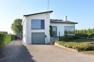 Stijlvolle gerenoveerde villa met verwarmd zwembad en paardenstallen in rustige en groene omgeving Omgeving:+ Uitzonderlijk rustig gelegen in groene...
