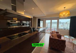 Luxueus appartement met zijdelings zeezicht op de Markt/het Wapenplein van Oostende.<br /><br />Op een absolute topligging aan de Markt/Wapenplein van Oostende bevindt zich dit zeer mooi en luxueus afgewerkt appartement op de vijfde verdieping. Dankzij de ligging geniet u van een prachtig zijdelings zeezicht en een levendige omgeving.<br /><br />Het appartement beschikt over twee uitzonderlijk ruime slaapkamers, wat een zeldzame troef is op deze locatie. De volledig uitgeruste keuken is afgewerkt met hoogwaardige Miele-toestellen en sluit naadloos aan bij de leefruimte.<br /><br />Verder zijn er twee volwaardige bergingen in het appartement zelf, een apart gastentoilet en een prachtig afgewerkte badkamer met moderne inloopdouche.<br /><br />Buiten geniet u optimaal van de ruimte dankzij een terras aan de voorzijde én een terras aan de achterzijde, ideaal om op elk moment van de dag van zon en rust te genieten.<br /><br />Een uniek en luxueus appartement voor wie comfort, ruimte en een topligging aan zee weet te appreciëren.<br /><br />De huurprijs bedraagt 950€ +50€ algemene kosten. <br /><br />Interesse? Aarzel niet en plan uw bezoek in!<br /><br />