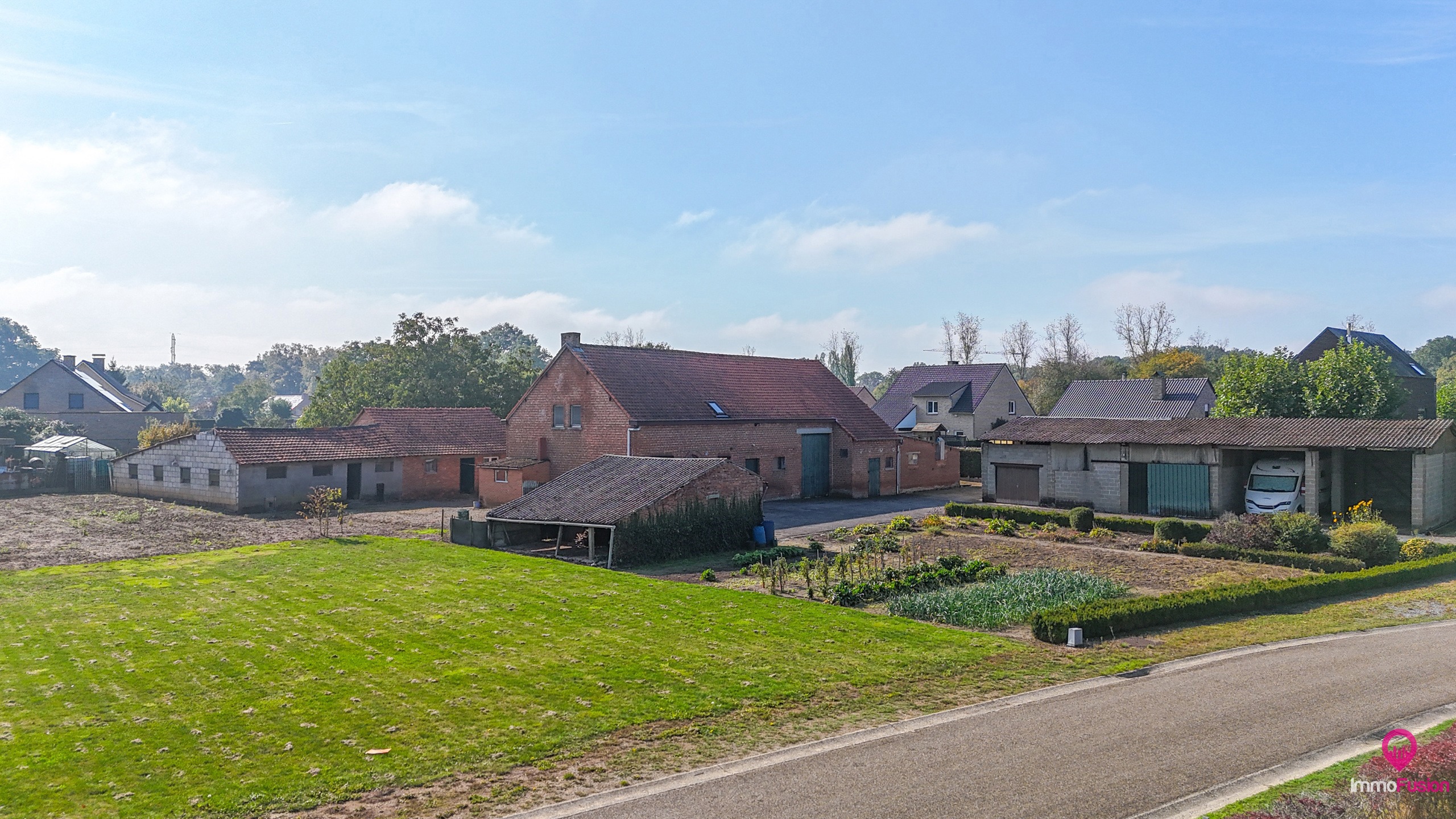Ruime boerderij op ±33a met stallen en renovatiepotentieel! - foto 1