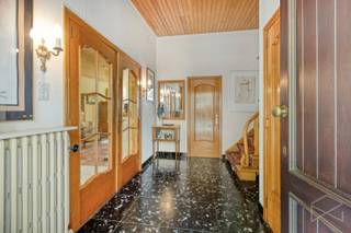 <strong>Halfopen bebouwing op perceel van 7a 38ca met 3 slaapkamers te koop in centrum Tessenderlo</strong><br /><br />Deze woning is gelegen aan de Processieweg, in het centrum van Tessenderlo, op wandelafstand van winkels, horeca, scholen en andere dagelijkse voorzieningen. Dankzij de centrale ligging zijn ook het openbaar vervoer en diverse recreatiemogelijkheden vlot bereikbaar. Er is een goede verbinding met de omliggende gemeenten en de op- en afrit van de E313 is vlot bereikbaar.<br /><br />We betreden de woning via de voordeur en komen terecht in de ruime inkomhal (11,94m²), die toegang biedt tot de verschillende ruimtes en beschikt over een apart toilet (1,53m²).<br />De woonkamer (33,97m²) geniet dankzij de vele raampartijen van een aangename natuurlijke lichtinval. Aan de achterzijde van de woonkamer is er een mooi uitzicht op de tuin. De keuken (9,17m²) sluit aan op de woonkamer en biedt eveneens rechtstreeks toegang tot de tuin. Deze is uitgerust met een oven, een elektrisch kookvuur en een spoelbak.<br /><br />Op de eerste verdieping bevinden zich drie ruime slaapkamers (8,53m², 15,11m² en 15,25m²) en de badkamer (5,70m²). De badkamer is voorzien van een enkele lavabo en een ligbad. Dankzij de aanwezige dakkoepel geniet deze ruimte van extra lichtinval.<br /><br />Verder is er een praktische wasberging (15,04m²), die eveneens toegang biedt tot de tuin en voldoende ruimte voorziet voor extra bergruimte.<br />De woning beschikt bovendien over een ruime kelder, ideaal als extra opslagruimte.<br />Voor de wagen is er een oprit aanwezig en ook een inpandige garage (26,30m²).<br />Achteraan de woning bevindt zich een mooie, zonnige tuin waar je in alle rust en privacy kan genieten.<br /><br />De centrale verwarming is op aardgas en de berekende energiescore is 474<strong> </strong>kWh/m² jaar, wat resulteert in een E<strong> </strong>label.<br /><br />Kortom, deze op te frissen woning biedt tal van mogelijkheden en vormt de ideale basis voor een comfortabele gezinswoning. Dankzij de aanwezige ruimte en mogelijkheden kan je de woning volledig naar eigen smaak en wensen inrichten.<br /><br />Spreekt deze leuke gezinswoning jullie aan? Contacteer ons via info@bosmanvastgoed.be voor meer info of een bezoek ter plaatse. Wij helpen jullie graag verder!<br /><br />De woning heeft momenteel een EPC ‘E’ wat wil zeggen dat dit pand is onderworpen aan de renovatieverplichting van de Vlaamse overheid voor residentiële gebouwen (behoudens sloop binnen 6 jaar na de aankoop). Consulteer voor meer informatie de website van het Vlaams Energie- en Klimaatagentschap via https://www.vlaanderen.be/een-huis-of-appartement-kopen/renovatieverplichting-voor-residentiele-gebouwen.<br />