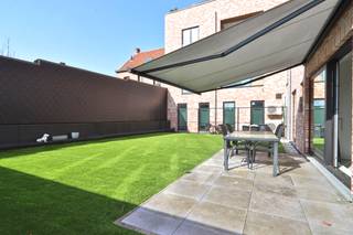 Ontdek het summum van hedendaags wonen in dit prachtige nieuwbouwappartement, strategisch gelegen in het hart van Melsele. Met een zéér energiezuinig karakter, gecertificeerd met een EPC-label A (Bijna-Energie-Neutraal), biedt dit appartement niet alleen comfort en stijl, maar ook duurzaamheid en efficiëntie. Dit pand is bovendien een slimme keuze voor investeerders die op zoek zijn naar een solide investering. <br /><br />Binnenkomend in de lichtrijke living, omarm je de elegantie van dit appartement met de moderne en functionele keuken waar koken een waar genot wordt. De keuken is voorzien van alle comfort. <br /><br />Er zijn twee volwaardige slaapkamers aanwezig en een comfortabele badkamer die voorzien is van een inloopdouche, badkamermeubel met dubbele lavabo, spiegel met spiegelverlichting en extra wandkast. Daarnaast is er ook een apart gastentoilet met handenwasser en een praktische wasberging.<br /><br />Aansluitend aan de leefruimte bevindt zich een mooi aangelegd, ruim terras van ca. 15 m², omgeven door een onderhoudsvriendelijke zuidwest-georiënteerde privatieve tuin van ca. 105 m².<br /><br />De privatieve kelderberging en de ondergrondse autostaanplaats maken het plaatje compleet en zijn optioneel mee aan te kopen aan de prijs van 25 000 euro. Daarnaast is er nog een ondergrondse én bovengrondse afgesloten fietsenstalling.<br /><br />Dit appartement biedt niet alleen een ideaal gewild stukje vastgoed voor investeerders op een goede locatie, maar ook een perfecte stek om een echte thuis van te maken. <br /><br />Te koop aan 2% registratierechten (enige eigen woning) of 12% (investering).<br /><br />Benieuwd? Contacteer ons dan snel via verkoop@homevast.be of telefonisch op het nummer 03 344 77 44 en ontdek tijdens een bezichtiging deze TOP-opportuniteit!