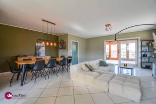 <p><span>Ruim appartement met 2 slaapkamers en uitzonderlijk terras</span></p><p><span> </span></p><p><span>Welkom in dit sfeervol centraal gelegen appartement, waar ruimte en bereikbaarheid samenkomen. </span></p><p><span> </span></p><p><span>Bij binnenkomst word je verwelkomd in een verzorgde inkomhal die je leidt naar een ruime en lichtrijke leefruimte. De open keuken is volledig geïnstalleerd en vormt het kloppend hart van het appartement, perfect voor gezellige diners en ontspannen momenten. Aansluitend is er een veranda van maar liefst 20m². Vanuit deze veranda stap je zo het aangename terras op, een ideale plek om te genieten van een kop koffie in de ochtend of een aperitief in de avond. </span></p><p><span> </span></p><p><span>De nachthal biedt toegang tot twee comfortabele slaapkamers, een aparte technische ruimte die perfect dienst doet als wasplaats, en een klassieke badkamer met wastafel én douche. Een apart toilet bevindt zich eveneens in de nachthal, wat zorgt voor extra privacy en gemak.</span></p><p><span> </span></p><p><span>Ben je op zoek naar een instapklaar appartement, dan is dit precies wat je zoekt!</span></p><p><span> </span></p><p><span>015 20 36 00 - info@domoxim.be</span></p>