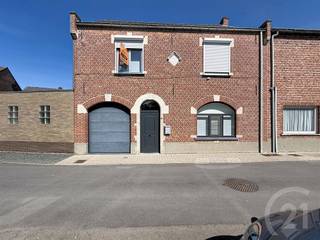 <p>Charmante woning met uitbreidingsmogelijkheden op toplocatie!<br />Deze gezellige woning is gelegen in een rustige doodlopende straat, op wandelafstand van het centrum, het wandelbos en de vijvers. Een ideale ligging voor wie graag geniet van rust en een vlotte bereikbaarheid.<br />Deze woning bevindt zich op een perceel van 174 m² en verwelkomt u via de inkomhal met gastentoilet. De lichtrijke leefruimte in L-vorm biedt een aangename woonbeleving. Bij de vernieuwde ingerichte keuken is er extra ruimte voor een extra eettafel. Aansluitend bevindt er zich een kleine praktische wasplaats.<br />Op de eerste verdieping zijn er 2 volwaardige slaapkamers en een ingerichte badkamer. Daarnaast is er nog een onafgewerkte ruimte die perfect kan ingericht worden als extra slaapkamer, bureau of hobbyruimte.<br />Via een vaste trap bereikt u de zolderverdieping, die na afwerking nog tal van mogelijkheden biedt.<br />Buiten geniet u van een gezellig zuidwestgericht tuintje waar het heerlijk vertoeven is in de namiddag- en avondzon. Verder beschikt de woning over een inpandige garage en extra bergruimte.<br />Kortom, een woning met veel potentieel, extra uitbreidingsmogelijkheden en een uitstekende ligging!</p><p>EPC: 354 Kwh UC: 20260518-0003871831-RES-1</p><p>Wil je deze woning bezoeken bel dan 016/90 10 21 of mail info@future-home.be.</p>