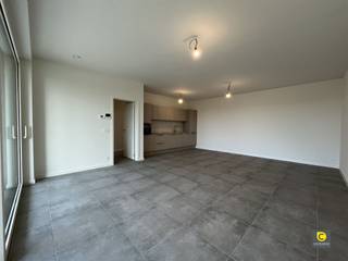 <p><span>Nieuwbouw 2 slaapkamer appartement met ruim terras en autostaanplaats!</span></p><p><span>In het hartje van Mortsel op de mooie en rustig gelegen parkresidentie Stadsterras bevindt zich dit energiezuinig nieuwbouwappartement. <br />Deze toplocatie waarborgt de nabijheid van verscheidene winkels, parken, sportfaciliteiten, ziekenhuizen, fietsostrade, belangrijke invalswegen en openbaar vervoer.</span></p><p><span> </span></p><p><span>Het appartement ligt op de eerste verdieping van een gebouw met lift en is ingedeeld als volgt:</span></p><p><span> </span></p><p><span>Inkomhal & wasruimte:</span></p><p><span>U betreedt het appartement via de inkomhal. Deze hal is voorzien van een aparte berging met aansluiting voor wasmachine en droogkast. <br />Het toilet, voorzien van een handenwasser, is apart ondergebracht in deze hal. </span></p><p><span> </span></p><p><span>Leefruimte, keuken & terras:</span></p><p><span>De leefruimte biedt voldoende plaats om een salon alsook aparte eethoek in onder te brengen. Bovendien geniet u van veel natuurlijke lichtinval dankzij de kamerbrede schuiframen. <br />Verder heeft u een mooi groen zicht op het park.<br />De geïntegreerde open keuken is volledig geïnstalleerd en voorzien van een inductie kookvuur, combi-oven, vaatwasser en koelkast.</span></p><p><span>Het ruime ZW-geörienteerde terras strekt zich uit over de hele breedte van de leefruimte. Hier kan je in alle rust genieten, zonder enige inkijk. </span></p><p><span> </span></p><p><span>Slaapkamers & badkamer:</span></p><p><span>Beide slaapkamers genieten van een mooie oppervlakte en hebben een groen zicht. </span></p><p><span>De moderne badkamer omvat een ruim ligbad met douchecombinatie, dubbele lavabo met bijhorend meubel en handdoekradiator.<br />Het gehele appartement beschikt over een hoogwaardig passief ventilatiesysteem, waardoor de luchtcirculatie optimaal is. Het toilet is in een aparte ruimte ondergebracht en is voorzien van een eigen lavabo. </span></p><p><span> </span></p><p><span>Autostaanplaats & fietsenberging:</span></p><p><span>Het appartement beschikt over een ondergrondse autostaanplaats, vlakbij de lift en de trappenhal gelegen. </span></p><p><span>Bijkomend hoort er ook een gemeenschappelijke fietsenberging (ondergronds en bovengronds) waar u steeds gebruik van kan maken. </span></p><p><span> </span></p><p><span>Huurprijs, kosten & beschikbaarheid</span></p><p><span>Huurprijs: €995/maand (inclusief staanplaats) <br />Provisiekostasen: €150/maand (provisie voor verwarming, poetsen, minuterie gemene delen)</span></p><p><span>Beschikbaar vanaf: 01/01/2026</span></p><p><span> </span></p><p><span> </span></p><p><span>E</span><span>xtra Troeven:<br /></span><span>- Eerste bewoning<br />- Toplocatie</span></p><p><span>- Lift</span></p><p><span>- Groot terras</span></p><p><span>- Veel lichtinval</span></p><p><span>- Autostaanplaats</span></p><p><span> </span></p><p><span> </span></p>